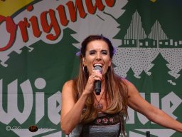 Julia Raich am 9.10.2024 im Wiesbauer Zelt